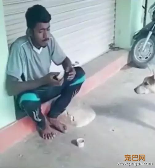 流浪汉好不容易讨到一块面包，但他却选择这样做……-1.jpg