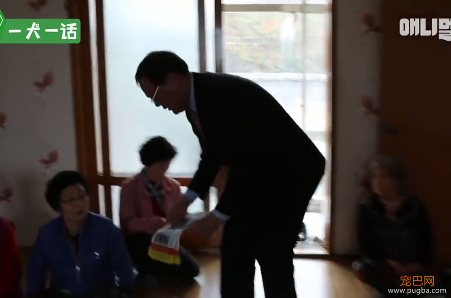 严肃公务员大叔们边上班边撸狗，还有比这更解压的事吗......-13.jpeg