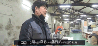 狗狗不好好吃饭偏要出去讨食，背后原因却感动了上百万网友…-19.gif