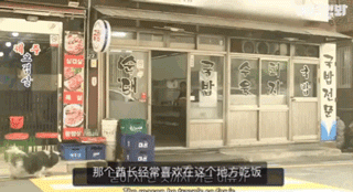 狗狗不好好吃饭偏要出去讨食，背后原因却感动了上百万网友…-20.gif