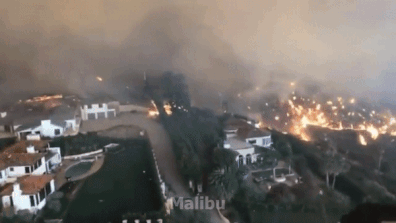 44人死！25万人大撤退！中国总领馆紧急通知！这里变成人间炼狱！有人疯狂逃窜，有人吓到趴下，还有人，向灾难冲去...-30.gif