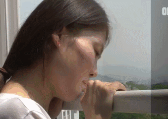 这群小孩，专门给流浪狗“设了个圈套”-13.gif